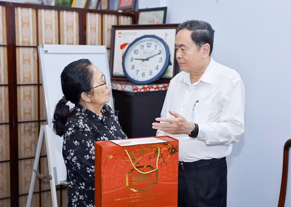 vna-potal-chu-tich-quoc-hoi-tran-thanh-man-tham-chuc-tet-cac-dong-chi-nguyen-lanh-dao-quoc-hoi-8550504.jpg