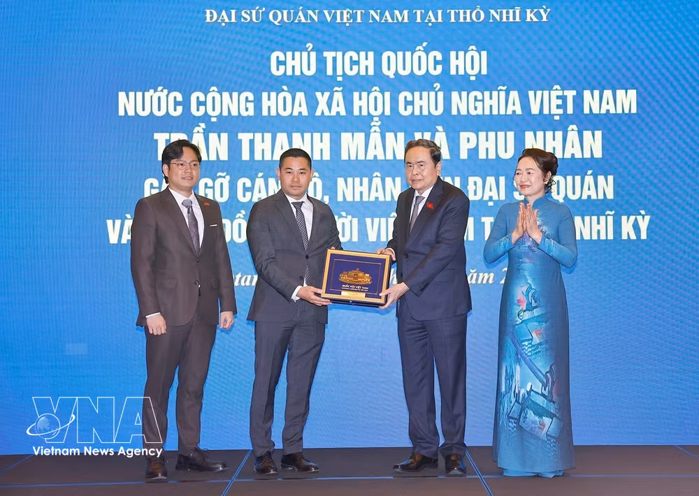 vnanet-potal-chu-tich-quoc-hoi-gap-go-cong-dong-nguoi-viet-nam-tai-tho-nhi-ky-8708876.jpg