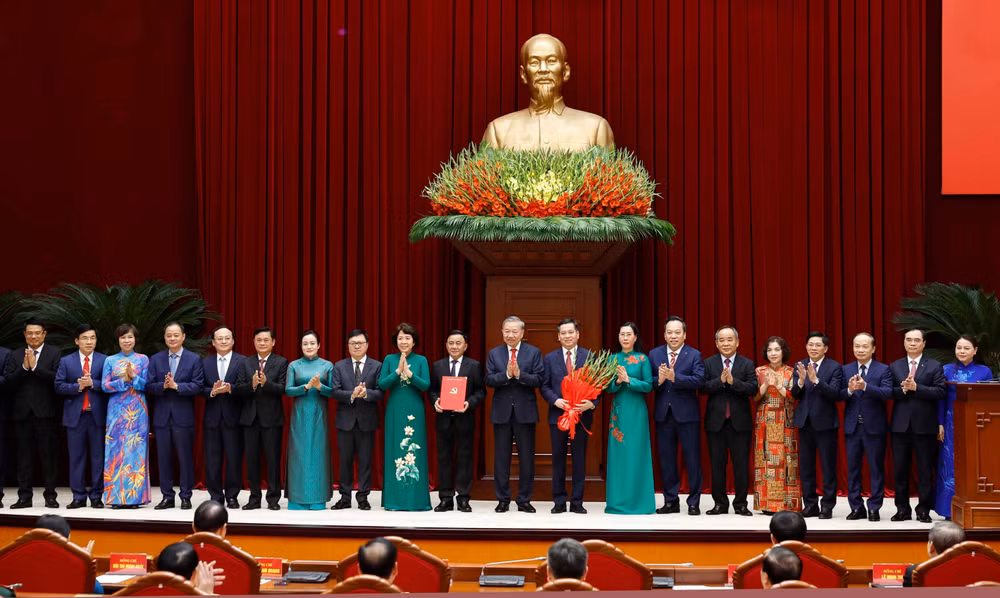 potal-hoi-nghi-cong-bo-quyet-dinh-cua-bo-chinh-tri-ve-cong-tac-can-bo-8698024.jpg