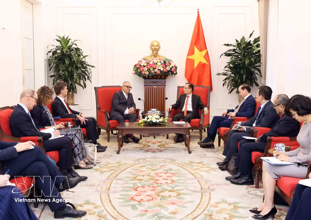 vnanet-bo-truong-ngoai-giao-tiep-cao-uy-eu-ve-doi-tac-quoc-te-8660425.jpg
