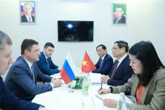 Премьер-министр Фам Минь Тьинь (в центре справа) принимает вице-премьера правительства РФ Александра Новака (в центре слева). (Фото: ВИA)