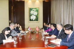 Заместитель председателя Национального собрания (НС) Нгуен Тхи Тхань встречается со своим армянским коллегой Акопом Аршакяном 19 октября во Вьентьяне. (Фото: ВИA)