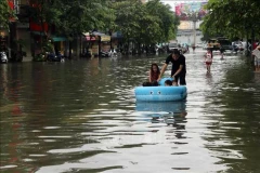 Паводковые воды затопили улицу Зыонг Ван Ан, район Суанфу, город Хюэ, 25 ноября. (Фото: ВИА) 