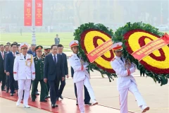 Руководители отдают дань уважения президенту Хо Ши Мину в День освобождения столицы