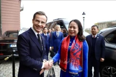 Премьер-министр Швеции Ульф Кристерссон (слева) и вице-президент Вьетнама Во Тхи Ань Суан (Фото: ВИA)