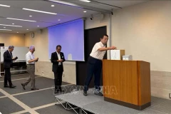 Представители японских компаний собирают средства для вьетнамцев, пострадавших от тайфуна Яги (Фото: ВИА)
