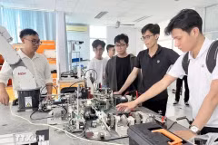  Студенты на практическом занятии в учебном центре Saigon Hi-tech Park в Хошимине (Иллюстративное фото: ВИA) 