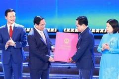 Премьер-министр Фам Минь Тьинь вручает решение об утверждении генерального плана провинции Бакнинь на 2021-2023 годы с перспективой до 2050 года. (Фото: ВИA)