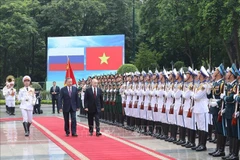 Президент Вьетнама То Лам и Президент России Владимир Путин во время обхода почетного караула Вьетнамской народной армии. (Фото: ВИА)