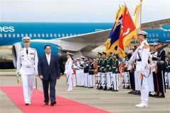 Премьер-министр Фам Минь Тьинь обходит на Почетный караул (Фото: ВИA)