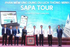 Представители агентств на церемонии запуска приложения Sapa Tour для продвижения туризма в курортном городе Сапа в северной провинции Лаокай. (Фото: nhandan.vn)