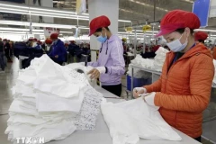 Рабочие производят одежду на экспорт на фабрике Tinh Loi Garment Co. Ltd в провинции Хайзыонг. (Фото: ВИА)