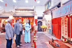 Посетители в императорской цитадели Тханглонг в Ханое (Фото: nhandan.vn) 