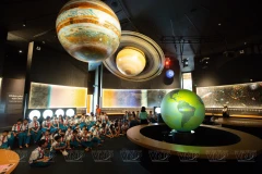 Многие семьи приводят своих детей в Центр научных открытий в Куиньоне, чтобы они смогли получить опыт и узнать больше о естественных науках. (Фото: ВИА)