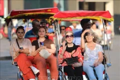 Иностранные туристы едут на велорикше по Старому кварталу Ханоя. (Фото: ВИA)