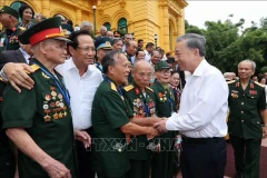 Президент государства То Лам и делегаты (Фото: ВИA)