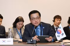 Министр финансов РК Чхве Сан Мок на трехсторонней встрече со своими японскими и китайскими коллегами в Грузии. (Фото: Yonhap) 