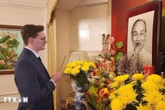 Исследователь из Великобритании Кирилл Уиттакер воскурил благовония в знак уважения к покойному президенту Хо Ши Мину в посольстве Вьетнама в Лондоне (Фото: ВИA)