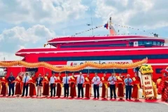 Представители ведомств и компаний на церемонии запуска скоростного катера, соединяющего город Хошимин и остров Кондао. (Фото: plo.vn)