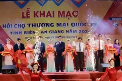 Представители провинции Анжанг и камбоджийских провинций Такео и Кандал на церемонии открытия ярмарки. (Фото: ВИA)