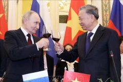 Президент То Лам (справа) 20 июня вечером в Ханое проводит банкет в честь президента России Владимира Путина. (Фото: ВИA)