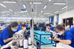  Рабочие компании Tri-Viet International Co., Ltd., 100% японской компании, расположенной в промышленном парке Tra Noc II, город Кантхо (Фото: qdnd.vn). 