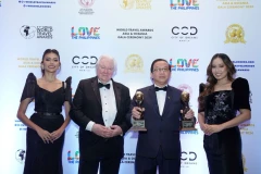 Основатель World Travel Awards Грэм Кук (второй слева) вручает награды вице-президенту компании Vietjet До Суан Куангу. Фото: Vietjet