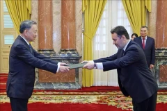 Посол Пакистана Кохдаяр Марри (справа) вручает верительные грамоты президенту То Ламу в Ханое 18 июня. (Фото: ВИA)