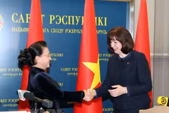 Председатель Национального Собрания Нгуен Тхи Ким Нган и Председателем Совета Республики Беларуси Наталия Кочанова на пресс-выходе после беседы. (Фото: Чонг Дык/ВИА)