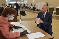 Президент России Владимир Путин (справа) на избирательном участке референдума по поправкам в Конституцию в Москве 1 июля 2020 года. (Фото: AFP/ВИА)