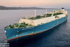 Газовоз Maran Gas Achilles, перевозящий 70.000 тонн СПГ, поставляемый Shell, пришвартуется в порту Тхивай (Бариа — Вунгтау) утром 10 июля. Фото: PV GAS