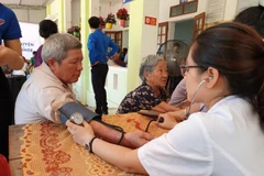 Медицинское обследование пожилых людей в провинции Хатинь. (Фото: T.G / Vietnam +)