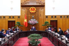 Премьер-министр Фам Минь Тьинь работает с председателем 26-й Конференции ООН по изменению климата. (Фото: Зыонг Жанг/ВИА)