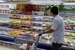 Мужчина делает покупки в супермаркете Co-opmart в Хошимине (Фото: ВИА)