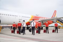 Члены экипажа Vietjet носят маски для предотвращения COVID-19 (фото: Vietjet) 