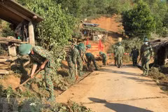 Офицеры и солдаты пехотного батальона (полк 741, военное командование провинции Дьенбьен) очистили межпоселковую дорогу, канализацию, наводили чистую и безопасную сельскую дорогу. (Фото: ВИА)