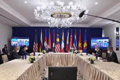 Министр иностранных дел Буй Тхань Шон принимает участие в конференции АСЕАН-США, проводимой как в онлайне, так и в оффлайн-формате (Фото: ВИA)
