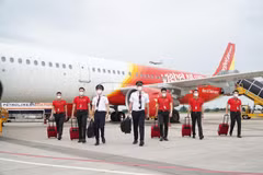Члены экипажа Vietjet носят маски для предотвращения COVID-19 (фото: Vietjet)