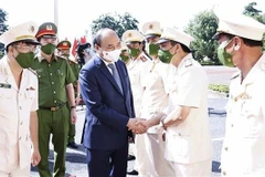 Президент Нгуен Суан Фук встречается с офицерами в тюрьме Нгокли (Фото: ВИA)