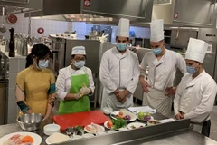 Студенты ESHRA учатся готовить вьетнамский нем (жареные блинчики с начинкой) (Фото: ВИА)