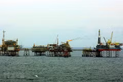 Нефтегазовые платформы на месторождении Батьхо (Фото: ВИА)