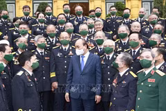 Президент Нгуен Суан Фук с делегатами на встрече. (Фото: Тхонг Нят/ВИА)
