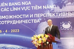 Выступает заместитель Председателя Правительства Российской Федерации Дмитрий Чернышенко. (Фото: Чан Вьет/ВИА)