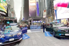 Электромобили VinFast перед штаб-квартирой Nasdaq на Таймс-сквер в Нью-Йорке (США). (Фото: ВИА)