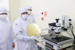 Премьер-министр Фам Минь Тьинь 23 декабря посетил компанию Hana Micron Vina Ltd. - первого производителя полупроводниковых чипов в северном регионе, (Фото: ВИA)
