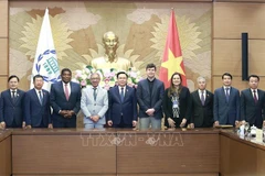 Председатель Национального собрания Выонг Динь Хюэ сфотографировался с делегатами на память. (Фото: Зоан Тан/ВИА)