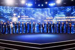 Делегаты запускают Вьетнамскую сеть полупроводников. (Фото: ВИA)