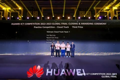 3 студента из Вьетнама заняли третье место на конкурсе Huawei ICT Competition 2022–2023. (Фото: ВИА)