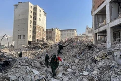 Члены группы ВНА обыскивают место в Антакье, столице турецкой провинции Хатай, 19 февраля. (Фото: ВИА)