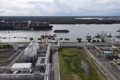 Терминал СПГ Тхивай может принимать газовоз грузоподъемностью до 100.000 тонн, с резервуаром объемом 180.000 м3 и системой трубопроводов протяженностью 6 км. Пропускная способность на 1 этапе проекта составляет 1 млн тонн СПГ/год. (Фото: ВИА)